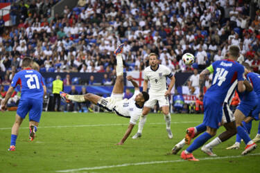 Nikon magazine - photographing football